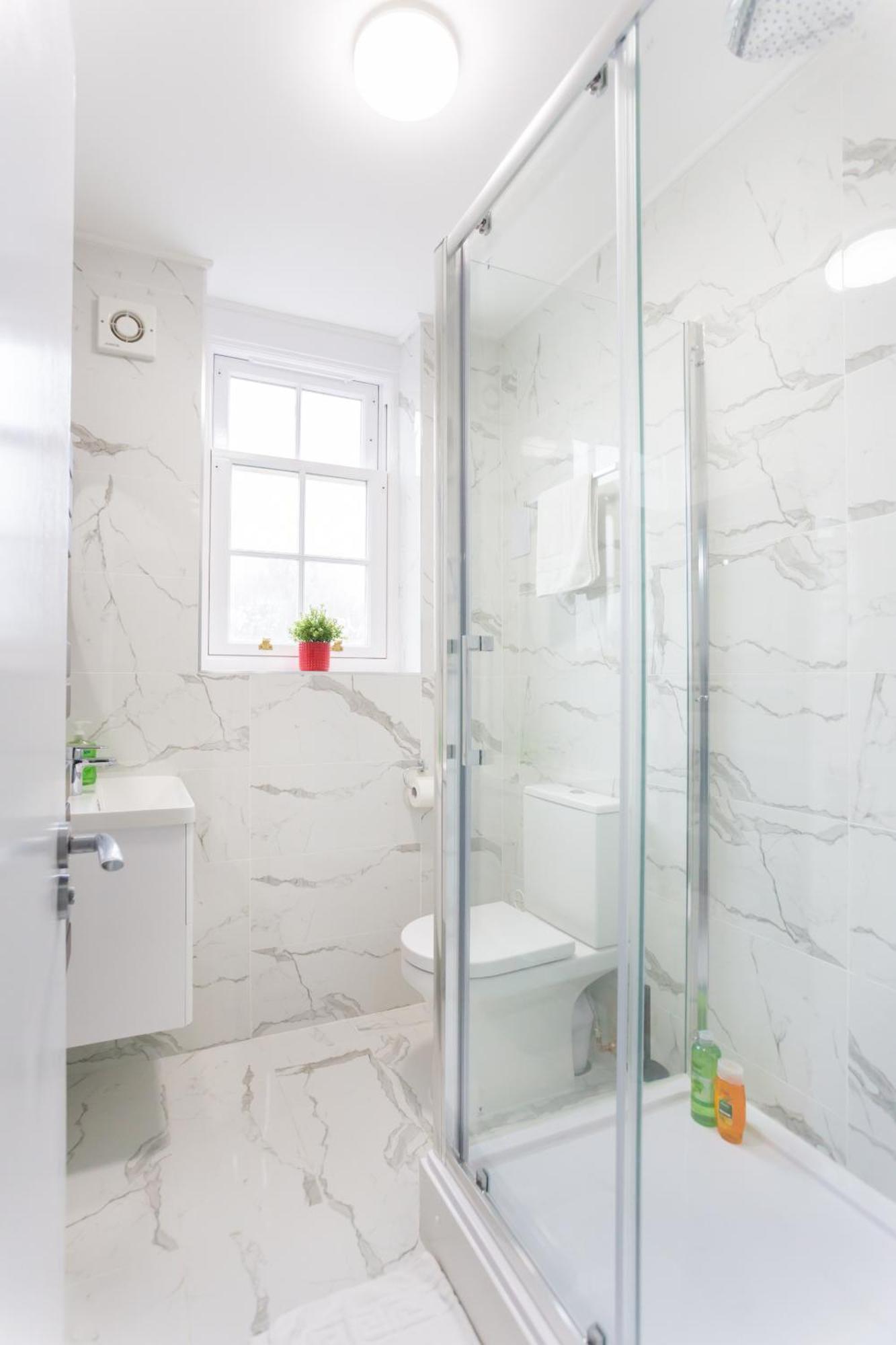 City Centre One Bedroom Apartment Next To Station, Newly Renovated London Luaran gambar