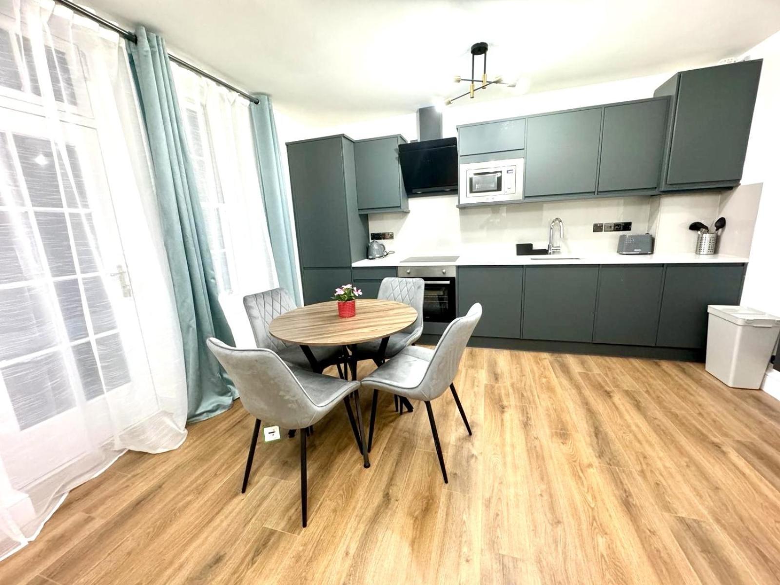 City Centre One Bedroom Apartment Next To Station, Newly Renovated London Luaran gambar