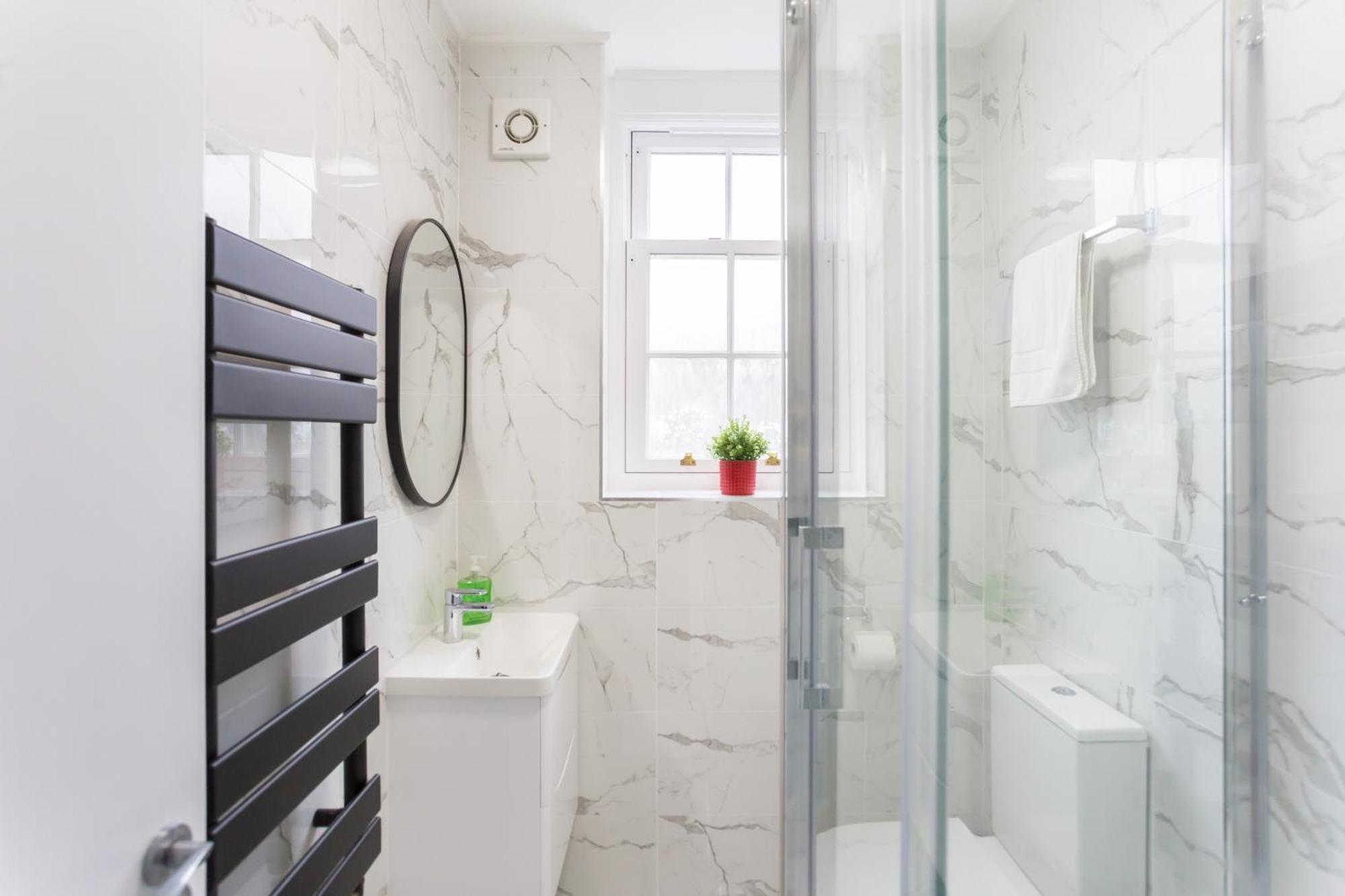 City Centre One Bedroom Apartment Next To Station, Newly Renovated London Luaran gambar