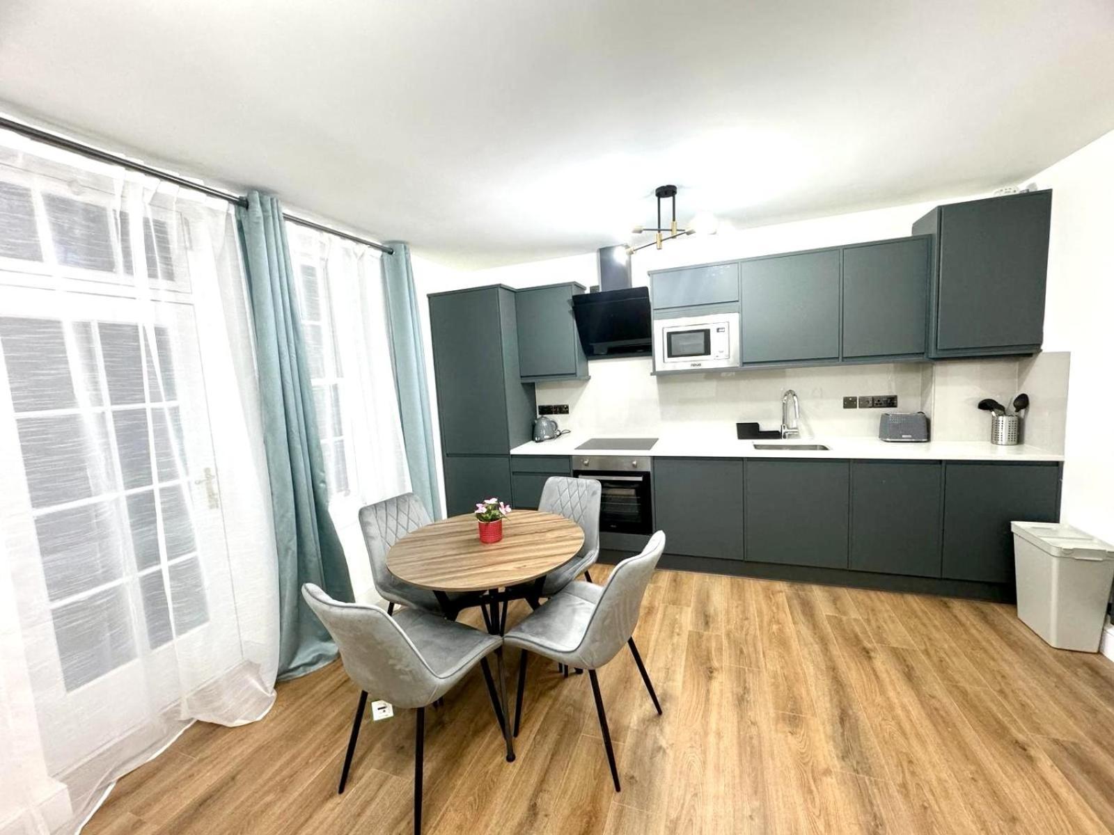 City Centre One Bedroom Apartment Next To Station, Newly Renovated London Luaran gambar