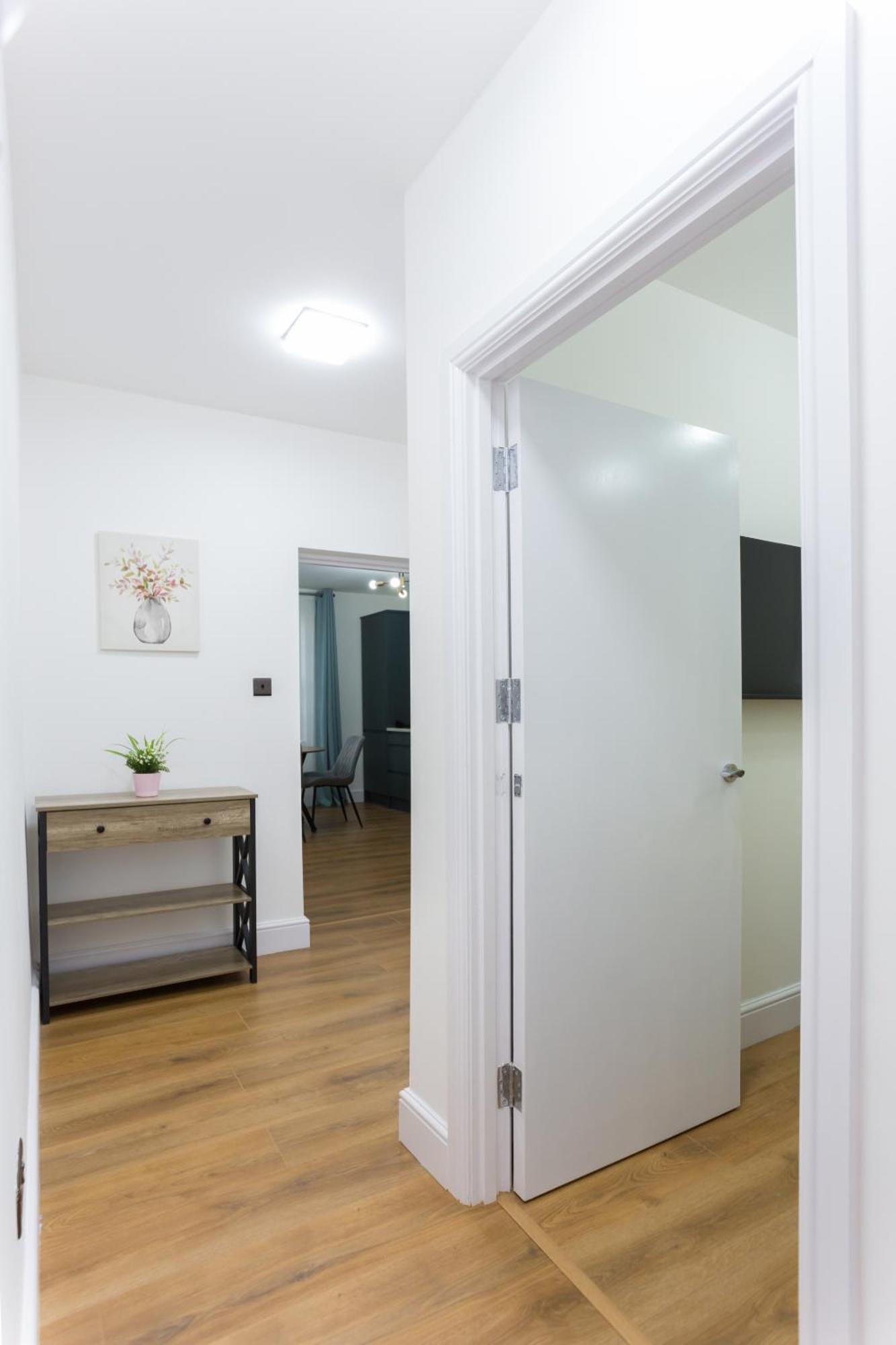 City Centre One Bedroom Apartment Next To Station, Newly Renovated London Luaran gambar