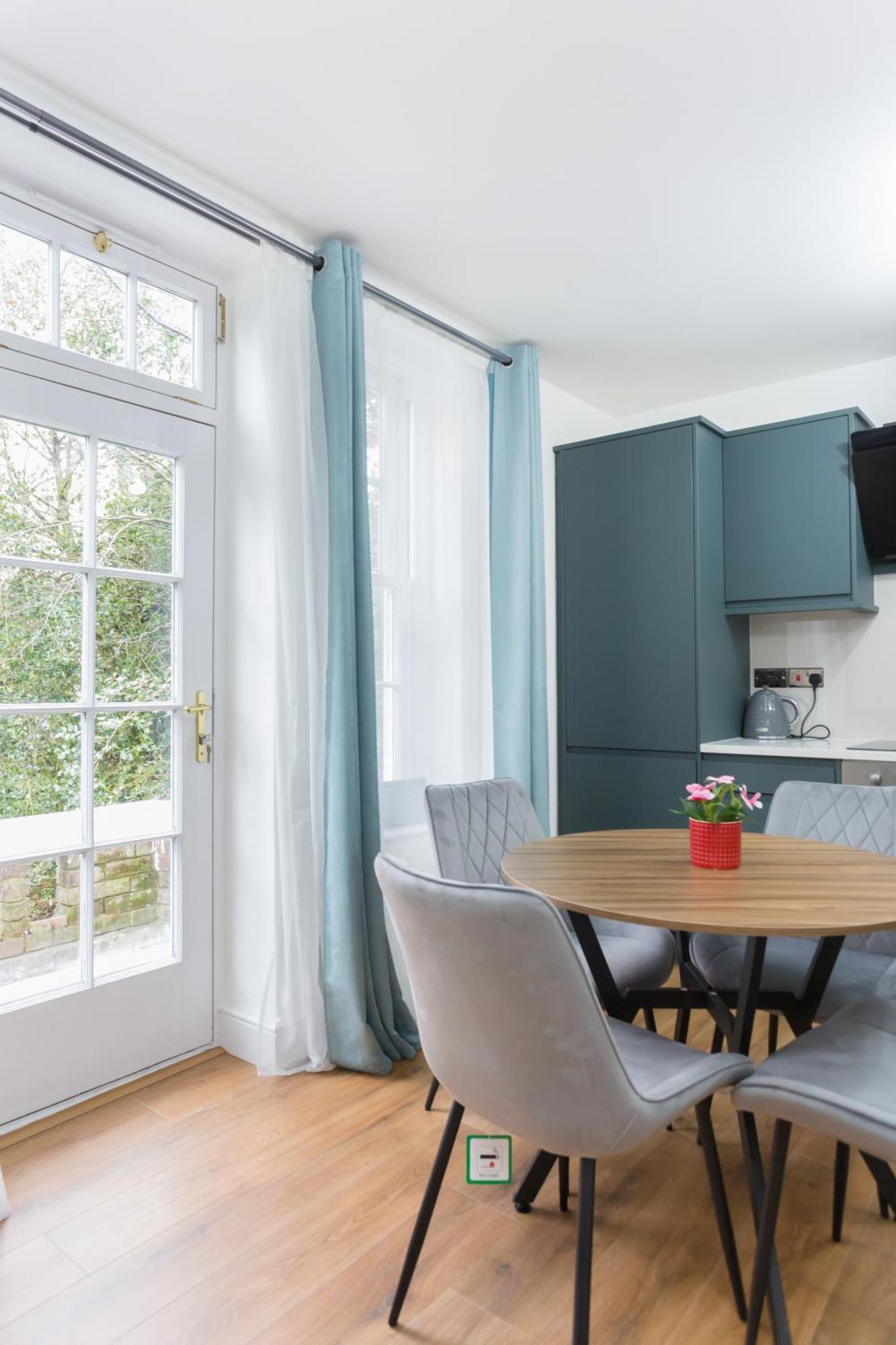 City Centre One Bedroom Apartment Next To Station, Newly Renovated London Luaran gambar